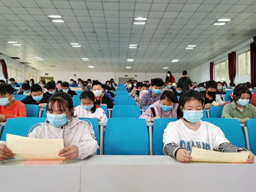 学生认真看宣传_缩小大小