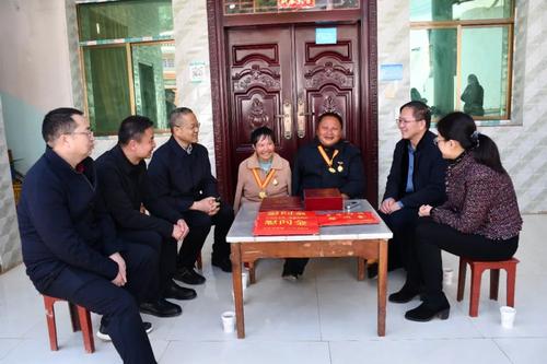 省市联合走访慰问全国道德模范张顺东李国秀夫妇1