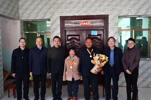 省市联合走访慰问全国道德模范张顺东李国秀夫妇2