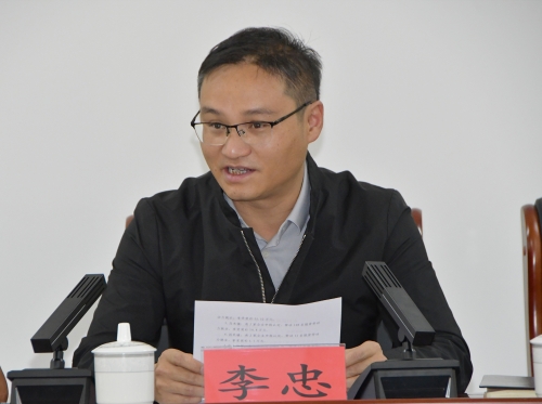 东川为新增认定的28个就业帮扶车间授牌2