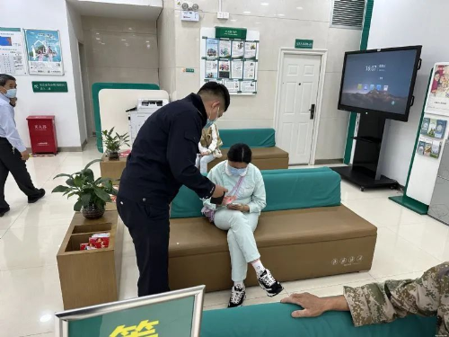 区公安局经侦大队走进辖区银行网点开展普法宣传活动2