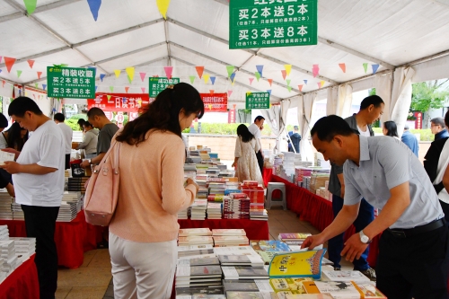 东川区全民阅读月启动 大型图书惠民巡展助力书香社会建设2