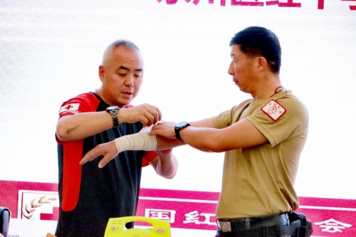 东川120余名青年志愿者授旗出征  服务车赛2