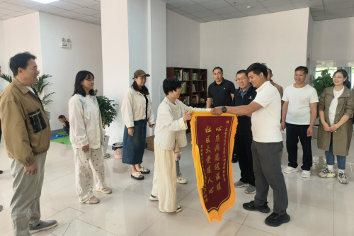 【我为群众办实事】感恩在心  搬迁群众周满外一家锦旗送到铜源社区1