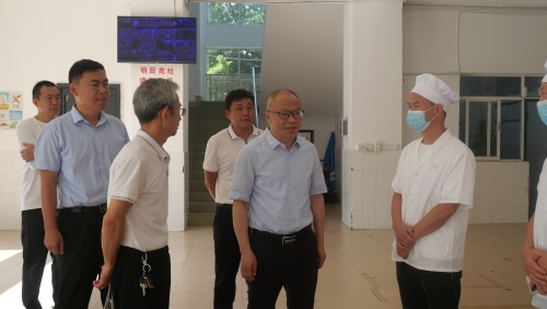 龙刚以“四不两直”方式调研校园安全工作1