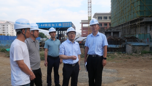 龙刚以“四不两直”方式调研校园安全工作2