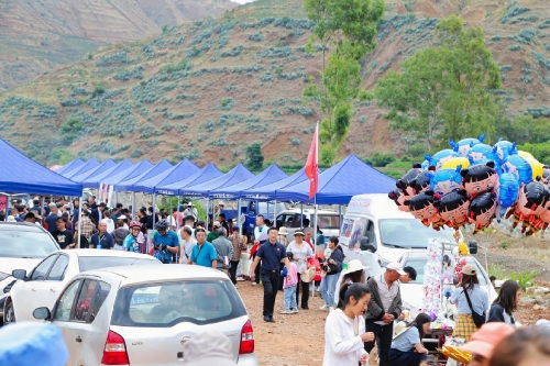 东川这场山地自行车穿越赛完赛后 选手们领到了“乌龙特色”大礼包1