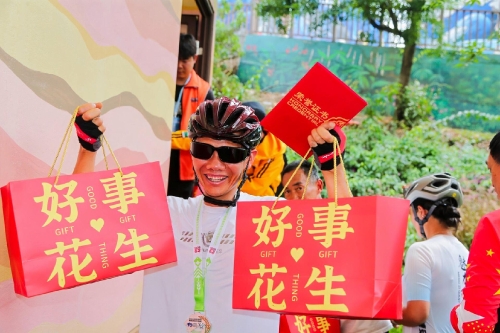 东川这场山地自行车穿越赛完赛后 选手们领到了“乌龙特色”大礼包4