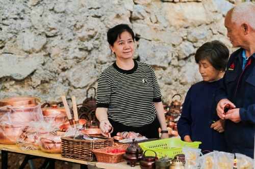东川这场山地自行车穿越赛完赛后 选手们领到了“乌龙特色”大礼包5