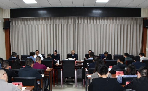 东川区委和东川产业园区党工委理论学习中心组开展集中学习