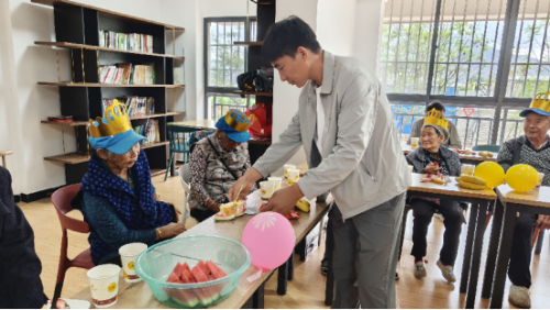 东川筑梦社区：织密搬迁群众“一老一小”幸福网1