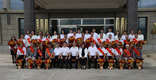 东川区举行“光荣在党50年”纪念章颁发启动仪式暨干部荣誉退休仪式1
