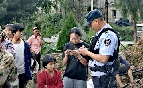 东川区“警”彩入户 绘就“连心图”1