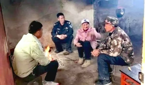 东川区“警”彩入户 绘就“连心图”2