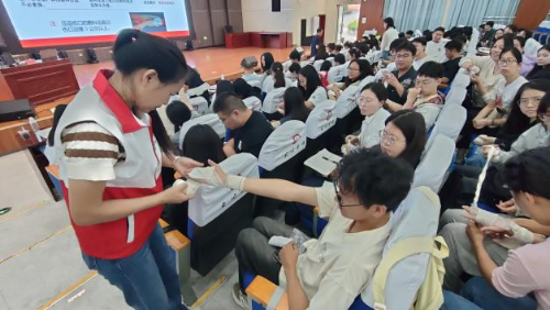 区红十字会为全区新入职教师开展应急救护培训2