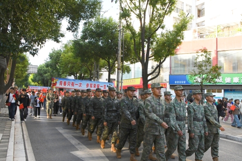 新兵迈过从戎门 红花戎装赴军营 东川区举行2025年下半年新兵欢送仪式