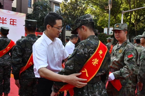 新兵迈过从戎门 红花戎装赴军营 东川区举行2025年下半年新兵欢送仪式1