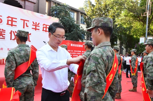 新兵迈过从戎门 红花戎装赴军营 东川区举行2025年下半年新兵欢送仪式2