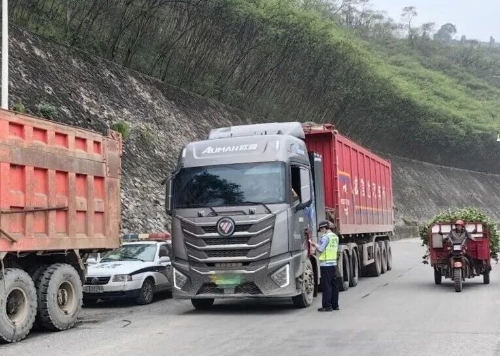 紧盯“两客一危一货” 严治道路交通“大隐患”1