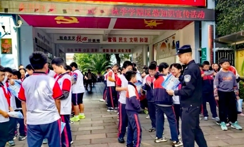 警灯亮校园，安全护成长4
