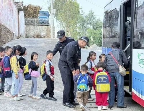 “护学+宣教”双措并举织密乡村校园安全网2