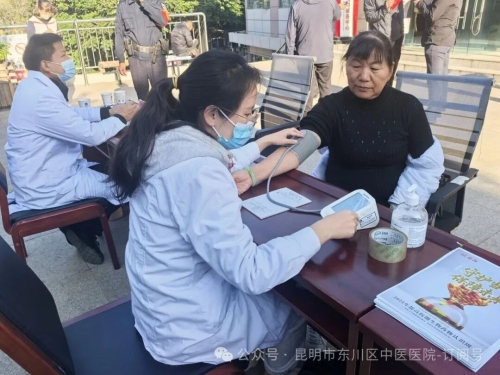 东川区中医医院到区政务服务中心工会驿站开展义诊活动3