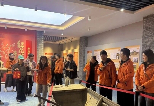 拖布卡镇与昆明传媒学院共探“红色+农业+旅游+电商”融合发展新路径3