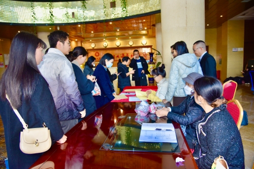 出席昆明市东川区第六届人民代表大会第五次会议的代表向大会报到3