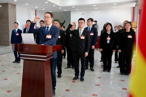 区六届人大五次会议举行第三次全体会议6（定）