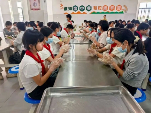 巧手做青团 传承清明情5