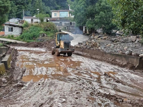 【抢险减灾】红土地镇持续强降雨 全员在岗扎实开展防汛抢险工作1