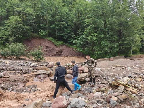 【抢险减灾】红土地镇持续强降雨 全员在岗扎实开展防汛抢险工作2