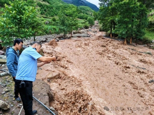 【抢险减灾】红土地镇持续强降雨 全员在岗扎实开展防汛抢险工作3