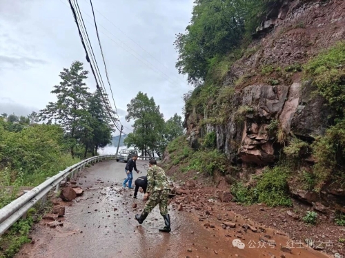 【抢险减灾】红土地镇持续强降雨 全员在岗扎实开展防汛抢险工作4