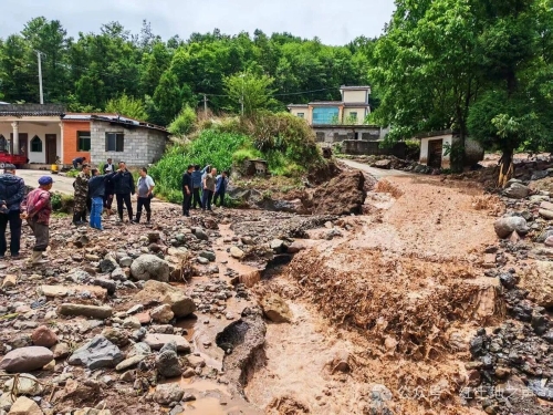【抢险减灾】红土地镇持续强降雨 全员在岗扎实开展防汛抢险工作5