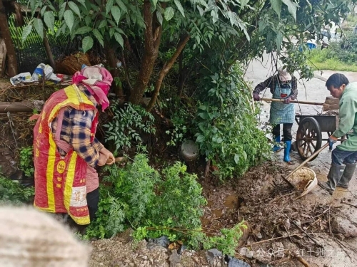 【抢险减灾】红土地镇持续强降雨 全员在岗扎实开展防汛抢险工作6