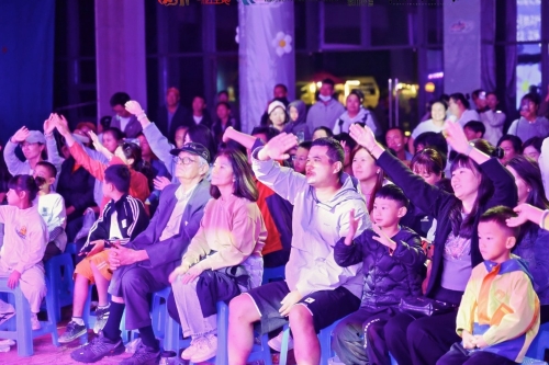 【跟着赛事游东川】红土夏夜燃音浪 &nbsp;“疯狂大洋芋”音乐沙龙嗨翻山野7