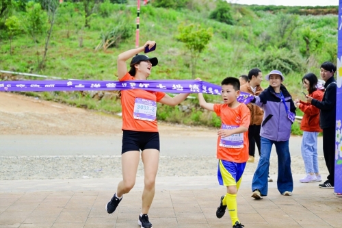 【跟着赛事游东川】奔跑花海 唱响红土！东川红土地文体盛会热闹开跑4