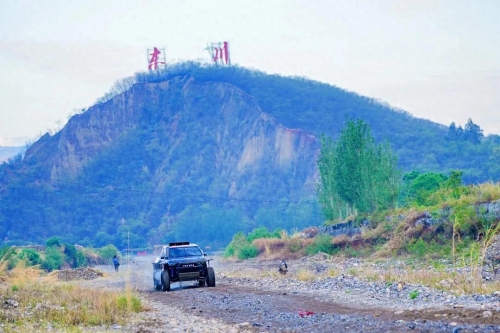 东川“拆车厂”里的转型密码：一个赛车手20年的坚守与一座资源枯竭城市的文旅突围