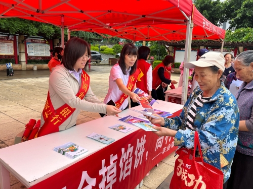 广场搭起金融宣讲台 风险防护课堂在门口——农行东川支行开展金融知识宣教活动2