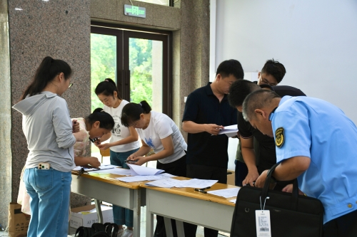 出席东川区第六次党代会的代表向大会报到1