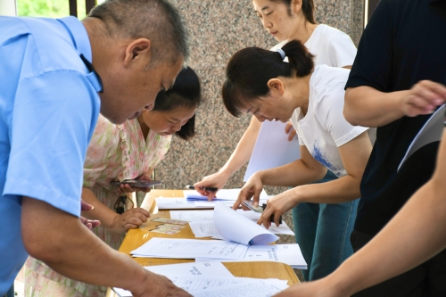 出席东川区第六次党代会的代表向大会报到2