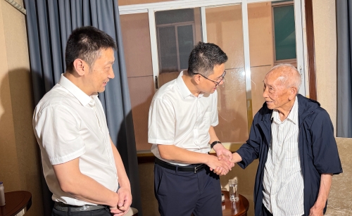 郝国栋等看望出席区第六次党代会代表1