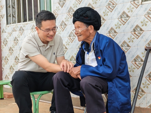 意暖情浓 始终把老党员冷暖放在心头：东川区开展“七一”慰问活动1