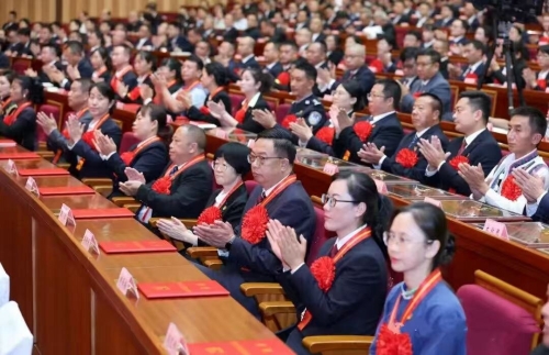 【党旗领航 先锋建功】何开明：一纸荣光 千亩果林 一堂田间党课，守初心永续奋斗！2