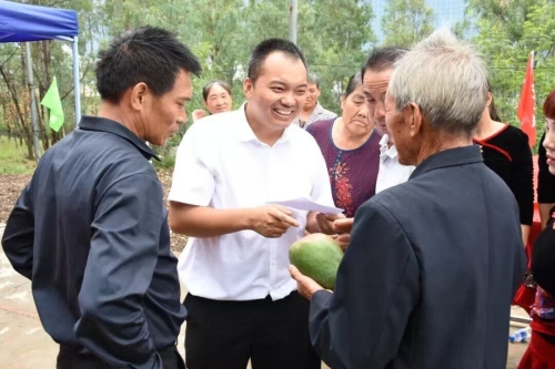 【党旗领航 先锋建功】何开明：一纸荣光 千亩果林 一堂田间党课，守初心永续奋斗！4