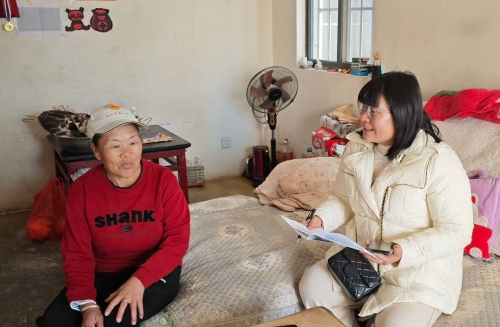 蔡丽萍慰问困难党员2022年12月