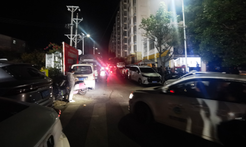 东川区综合行政执法局进社区给道路“减负”2