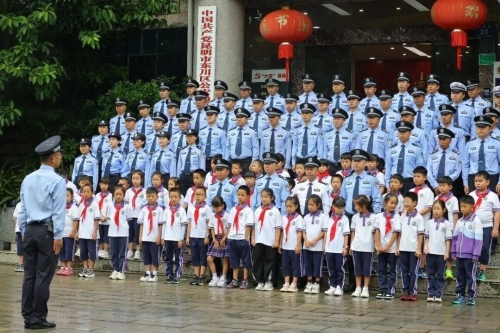 警营开放：“老兵”与少先队员同框，传承爱国主义教育1
