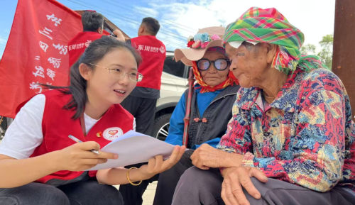 图为2025年6月27日“时光里”志愿者到木树郎村为六十周岁以上老人拍照登记信息